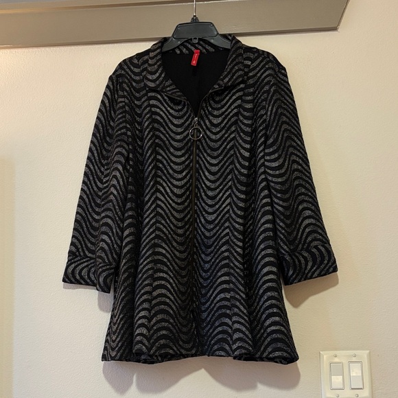 IC COLLECTION Jackets & Blazers - IC Collection by Connie K Silver/Black Metallic Zip Jacket SZ 1X EUC